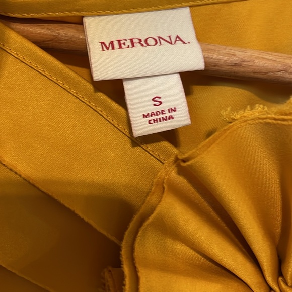 Golden sleeveless silky top size small, lightweight business causal - Picture 8 of 10